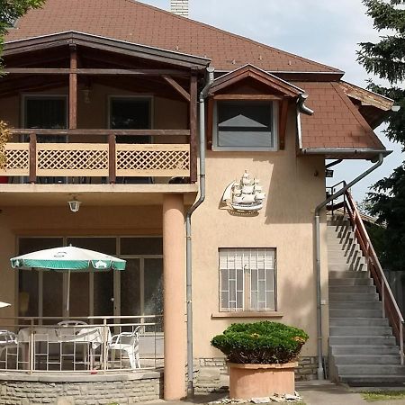Vitorlas Apartmanhaz Шіофок Екстер'єр фото