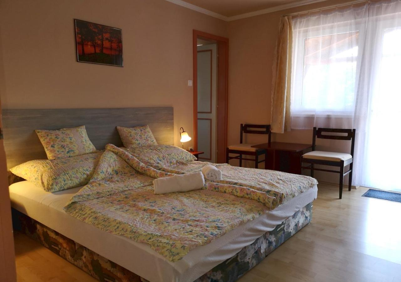 Vitorlas Apartmanhaz Шіофок Екстер'єр фото