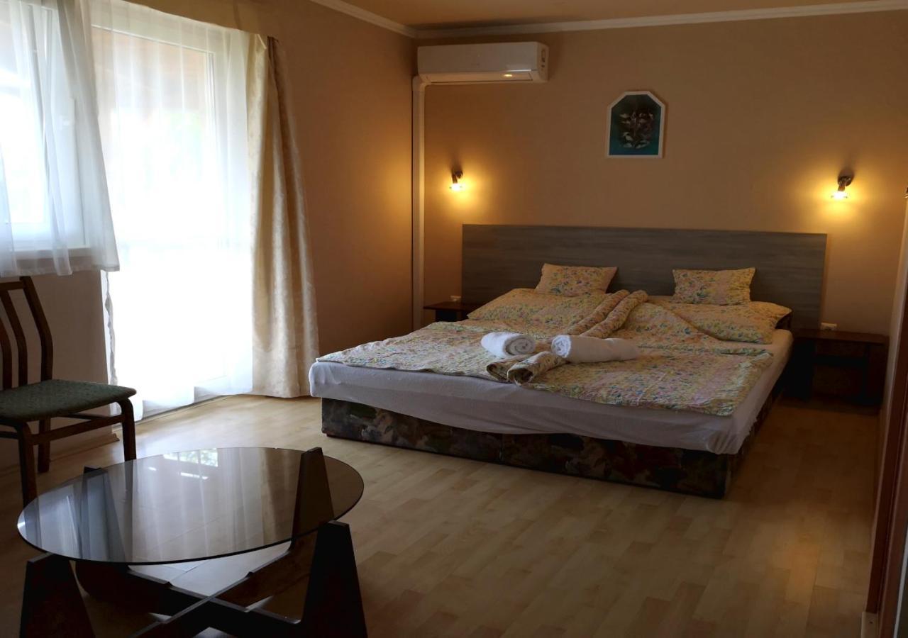 Vitorlas Apartmanhaz Шіофок Екстер'єр фото